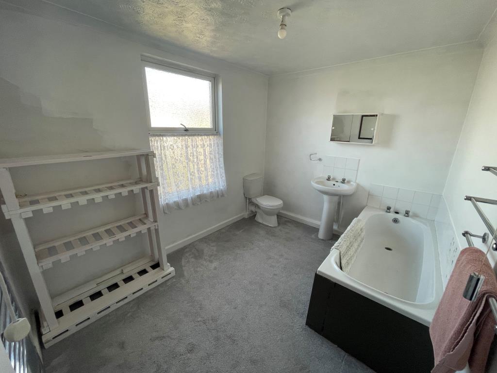 Lot: 111 - FREEHOLD SHOP AND TWO-BEDROOM FLAT - First floor bathroom with W.C.